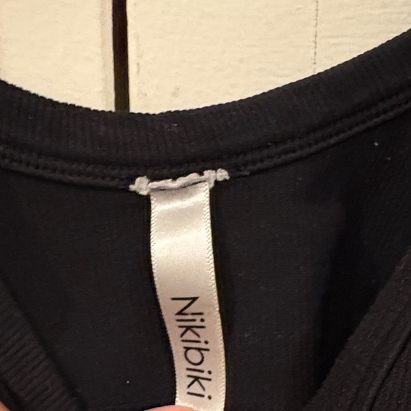 Black Deep V-Neck Cropped Top - Picture 2 of 11